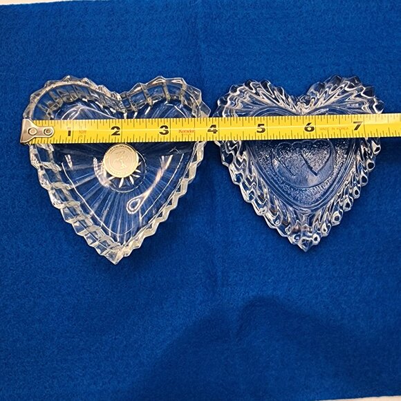 Vintage Crystal Clear Heart Shaped Lidded Trinket Box Hand Crafted in Romania - Picture 8 of 10